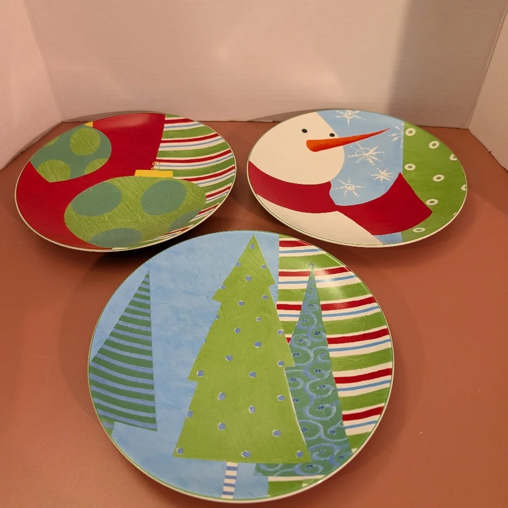 Oneida Set of 3 (THREE) Christmas Close Up Stoneware Salad/Dessert Plates - 8.25